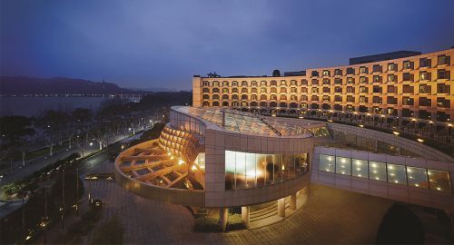 2024年我国住户存款余额攀升至多少万亿元